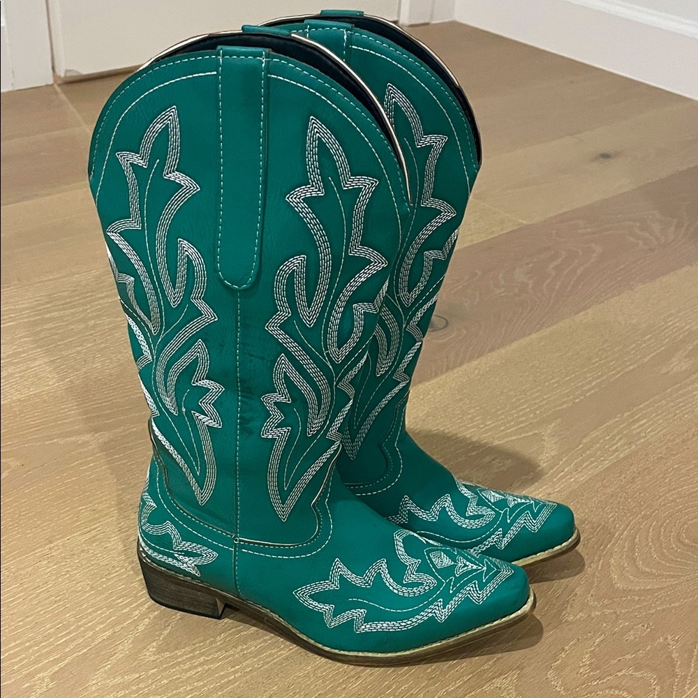 Teal Western Cowboy Boots with Embroidered Design Size 7.5